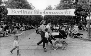 "Wo nischt rinkommt, kommt nischt raus"- Marktleben mit Berliner Witz ADN-ZB Grimm - 29.6.1987 - "Berliner Wochenmarkt" auf dem Arkonplatz im Stadtbezirk